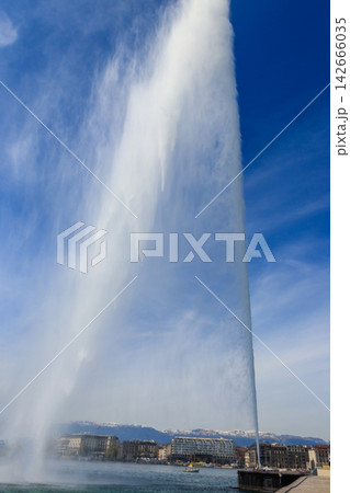 The Jet d'Eau fountain in Geneva, Switzerland. Symbol of Geneva 142666035