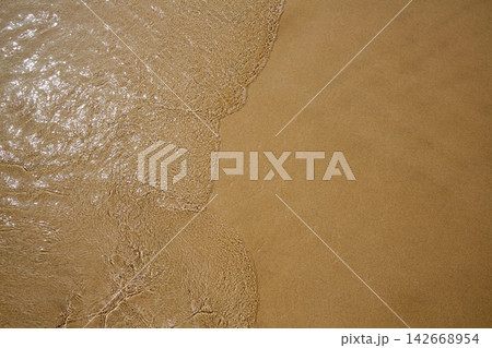 Beach water and sand texture background 142668954