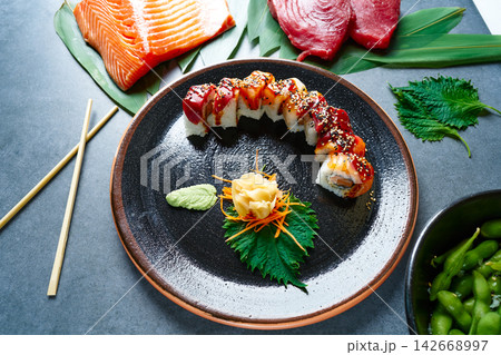 Rice Maki Sushi with salmon and tuna 142668997