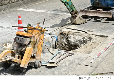 コンクリートカッターと舗装中の道路 コンクリートカッターと舗装中の道路 142669871
