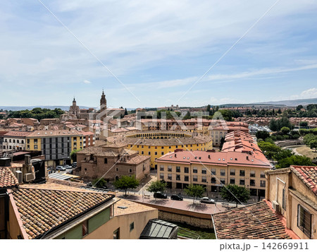 Wide view across the terracotta rooftops of Tarazona towards the cathedral, Aragon, Spain 142669911