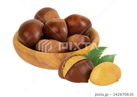 chestnut in wooden bowl isolated on white background wit full depth of field. chestnut in wooden bowl isolated on white background wit full depth of field. 142670616