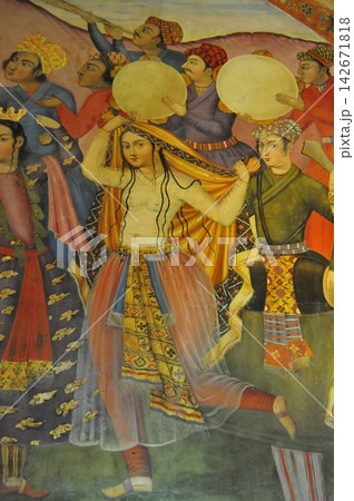 イラン、イスファハン、四十柱宮殿、チェヘル・ソトゥーン庭園博物館、玉座の間の壁画 142671818