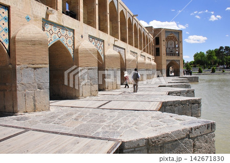 イラン、イスファハン、ハージュ橋、2階建ての橋、ザーヤンデ川 イラン、イスファハン、ハージュ橋、2階建ての橋、ザーヤンデ川 142671830