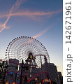 夕暮れ空と遊園地の観覧車 142671961