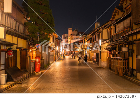 京都・祇園の花見小路に佇む伝統的な町家と路地の夜景 京都・祇園の花見小路に佇む伝統的な町家と路地の夜景 142672397
