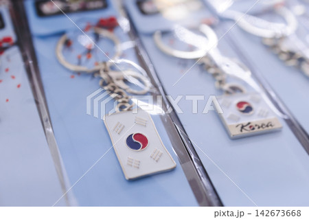 Tourist gifts and Korean souvenirs from South Korea, toys and figurines, fridge magnets and key ring keychain, key fobs and postcards with symbols of South Korea in a local gift vendor shop market 142673668