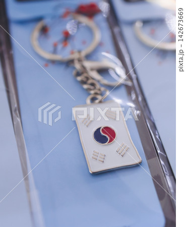 Tourist gifts and Korean souvenirs from South Korea, toys and figurines, fridge magnets and key ring keychain, key fobs and postcards with symbols of South Korea in a local gift vendor shop market 142673669