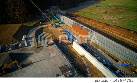 上空から撮影した砂防堰堤 上空から撮影した砂防堰堤 142674783