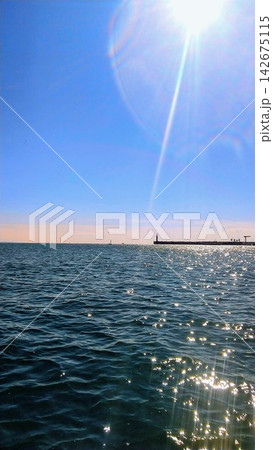 片瀬東浜沖から望む湘南港灯台ときらめく湘南の海 片瀬東浜沖から望む湘南港灯台ときらめく湘南の海 142675115