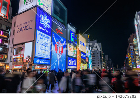 大阪の道頓堀の夜景 (大阪府大阪市中央区) 大阪の道頓堀の夜景 (大阪府大阪市中央区) 142675282