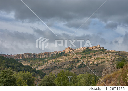 Imposing landscape of the medieval town of Cantavieja, Teruel, with its houses challenging the cliff's edge Imposing landscape of the medieval town of Cantavieja, Teruel, with its houses challenging the cliff's edge 142675423