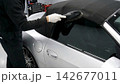 オープンカーソフトップの洗浄ブラッシング 142677011