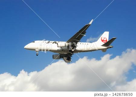 伊丹空港へ着陸態勢のJ-AIR エンブラエルE170 伊丹空港へ着陸態勢のJ-AIR エンブラエルE170 142678650