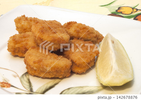 inoannati chicken nuggets served with llimone servite su piatto inoannati chicken nuggets served with llimone servite su piatto 142678876