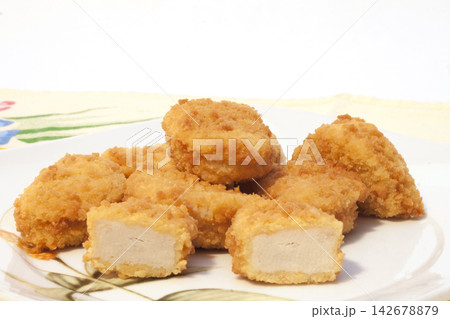 inoannati chicken nuggets served with llimone servite su piatto inoannati chicken nuggets served with llimone servite su piatto 142678879
