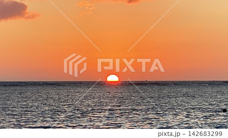 穏やかな海に沈む夕日の風景 142683299