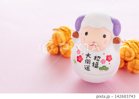 2027年未年のかわいい年賀状素材 干支の置物 2027年未年のかわいい年賀状素材 干支の置物 142683743