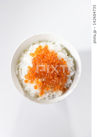 白いご飯の上に鮮やかなイクラの醤油漬けをたっぷり盛った、食欲をそそる丼ぶりの一杯 白いご飯の上に鮮やかなイクラの醤油漬けをたっぷり盛った、食欲をそそる丼ぶりの一杯 142684735
