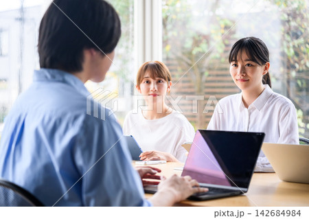 会議でタブレットとノートPCを使う人々 142684984
