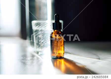 Amber glass cosmetic serum bottle with pipette Amber glass cosmetic serum bottle with pipette 142685084