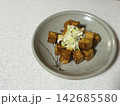 皿に盛られた厚揚げの照り焼き 142685580