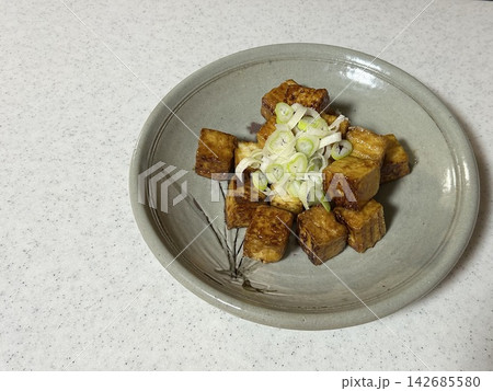 皿に盛られた厚揚げの照り焼き 142685580