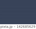 細い横線を並べたダークネイビーの背景 142685629
