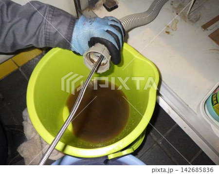 排水管の詰まりを除去する水道修理作業 142685836