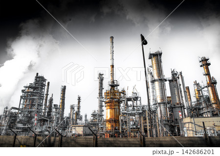 Industrial Oil Refinery with Smokestacks and Heavy Smoke 142686201