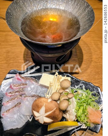 愛媛の郷土料理店で楽しむ新鮮なタイのしゃぶしゃぶ一人鍋セット 142686553