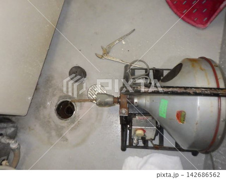 排水管清掃機(トーラー)を使った詰まり除去作業 排水管清掃機(トーラー)を使った詰まり除去作業 142686562