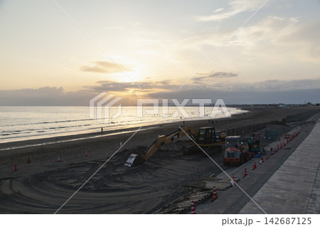 湘南片瀬西浜 夕陽と海岸の工事現場 湘南片瀬西浜 夕陽と海岸の工事現場 142687125