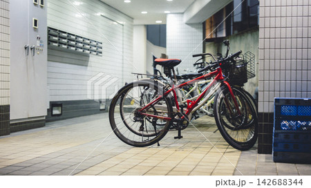 夜の集合住宅エントランスに駐輪された自転車 夜の集合住宅エントランスに駐輪された自転車 142688344