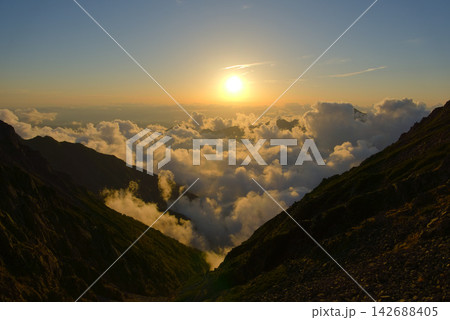 北アルプスの穂高連峰、穂高岳山荘から望む夕陽 142688405
