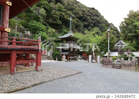 千葉県館山市にある那古寺の境内風景  142688472