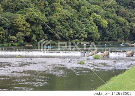 京都嵐山渡月橋の桂川の新緑風景 京都嵐山渡月橋の桂川の新緑風景 142688503