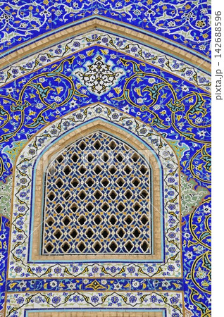 イラン、イスファハン、イマーム広場、シャイフ・ロトフォラー・モスク、タイルで装飾された壁面、透かし彫 イラン、イスファハン、イマーム広場、シャイフ・ロトフォラー・モスク、タイルで装飾された壁面、透かし彫 142688596