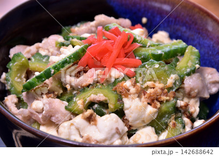 ゴーヤチャンプルー丼 ゴーヤチャンプルー丼 142688642