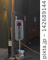 路地裏のフェンス前に立つ「NO PARKING」の駐車禁止スタンド看板 142689144