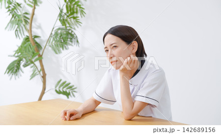 女性　白衣 142689156