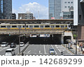 晴天の飯田橋駅高架を走行するJR中央・総武線と都心の街並み 142689299