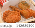 バスケットに盛られたサクサクのフライドチキン詰め合わせ 142689300