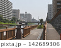 川沿いに整備された綺麗な親水テラスと都市のマンション群の風景 142689306