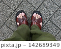 石畳を歩くメンズのレザーサンダルとカーキパンツの足元 142689349