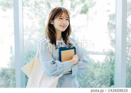 笑顔の女子大学生　 142689620