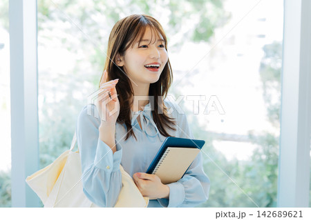 笑顔の女子大学生　 142689621