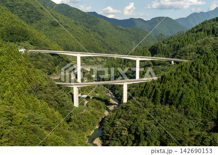 雷電廿六木橋 らいでんとどろきはし 埼玉県秩父市 滝沢ダム近くのループ橋 雷電廿六木橋 らいでんとどろきはし 埼玉県秩父市 滝沢ダム近くのループ橋 142690153