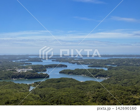 英虞湾を望む伊勢志摩のリアス式海岸と青空 英虞湾を望む伊勢志摩のリアス式海岸と青空 142690160