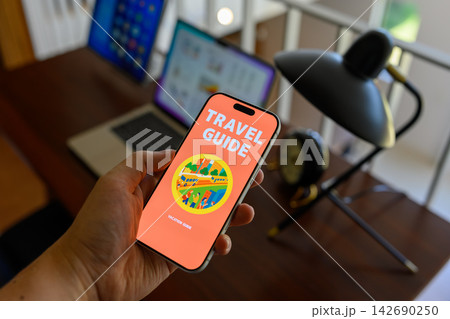 スマートフォンにTRAVEL GUIDEと表示 スマートフォンにTRAVEL GUIDEと表示 142690250
